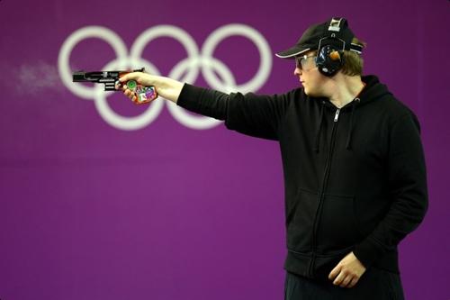 Aos 25 anos, o alemão Christian Reitz garantiu vaga para seu país na pistola de tiro rápido 25m / Foto: Lars Baron / Getty Images
